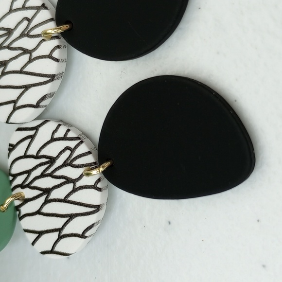 Hanging Earrings With Leaf Pattern - Picture 5 of 9